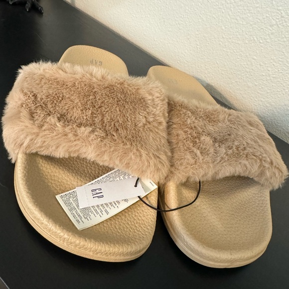 NWT GAP Faux-Fur Slides Size 8/9 - Picture 2 of 4